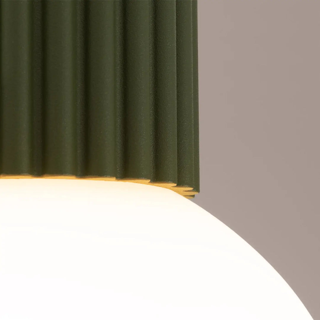 Luminaire plafonnier halo vert olive avec abat-jour plissé et bordure dorée idéal pour bureau décorative avec sphère laiteuse