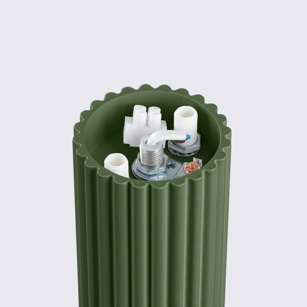 Batterie cylindrique vert olive avec structure rainurée et bornes internes visible pour lampe halo bureau décorative sphère laiteuse
