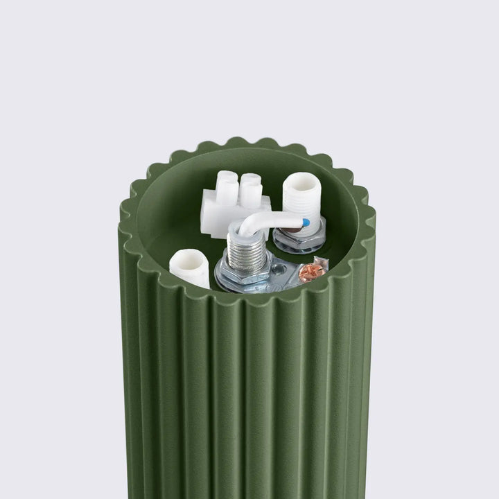 Batterie cylindrique vert olive avec structure rainurée et bornes internes visible pour lampe halo bureau décorative sphère laiteuse