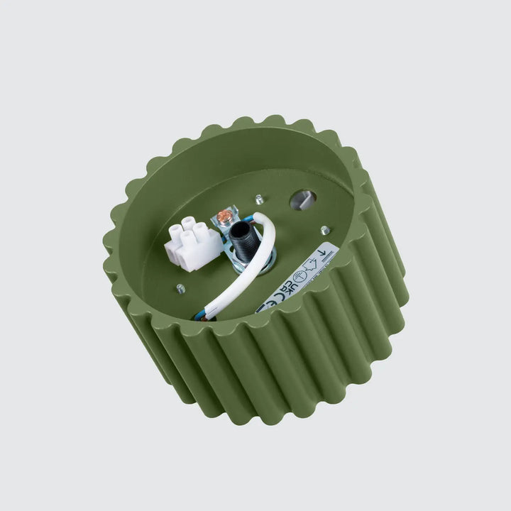 Luminaire plafonnier aura 1 vert olive avec forme unique inspirée en relief et composants électriques visibles