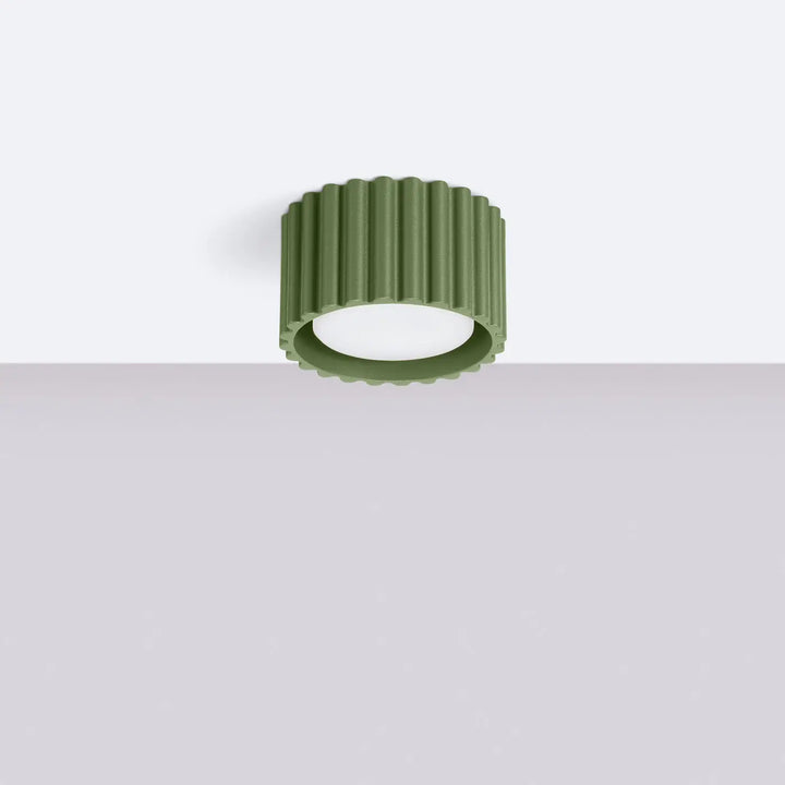 Luminaire plafonnier aura 1 vert olive avec forme unique inspirée et diffuseur en verre dépoli circulaire