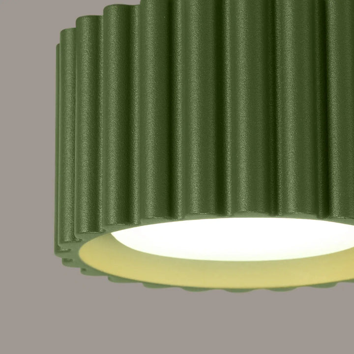 Plafonnier luminaire aura 1 vert olive en métal nervuré avec base circulaire lumineuse blanc chaud forme unique inspirée