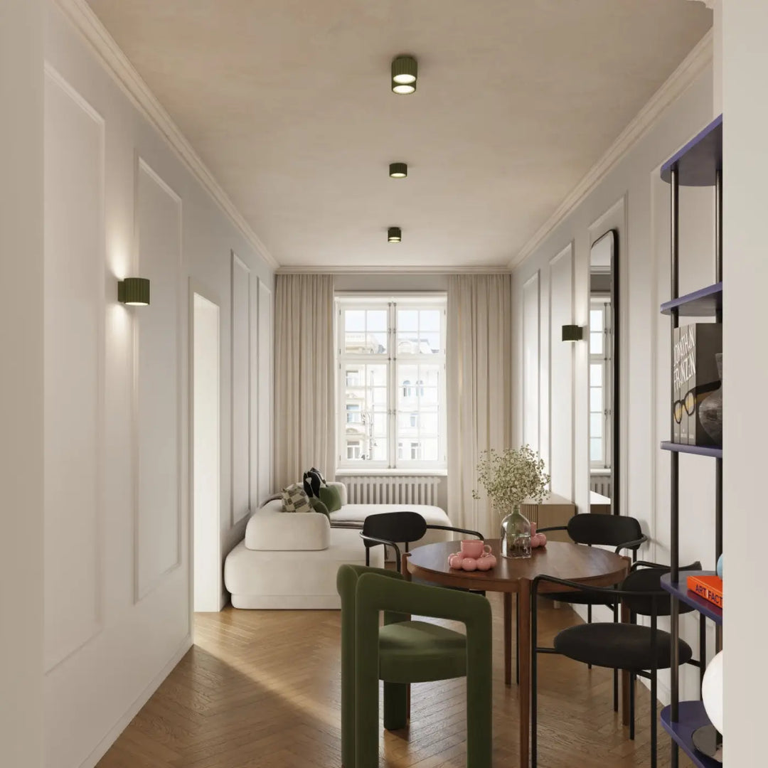 Plafonnier aura 1 vert olive avec forme unique inspirée, table ronde en bois et chaises vert foncé à pieds métal noir