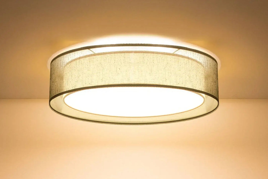 Luminaire plafonnier puro vert olive avec abat-jour en tissu beige et bord métallique émettant une lumière blanche chaude