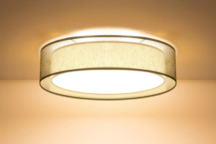 Luminaire plafonnier puro vert olive avec abat-jour en tissu beige et bord métallique émettant une lumière blanche chaude