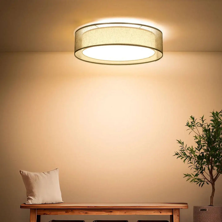 Luminaire plafonnier puro vert olive avec abat-jour en tissu beige diffusant une lumière chaude et agréable