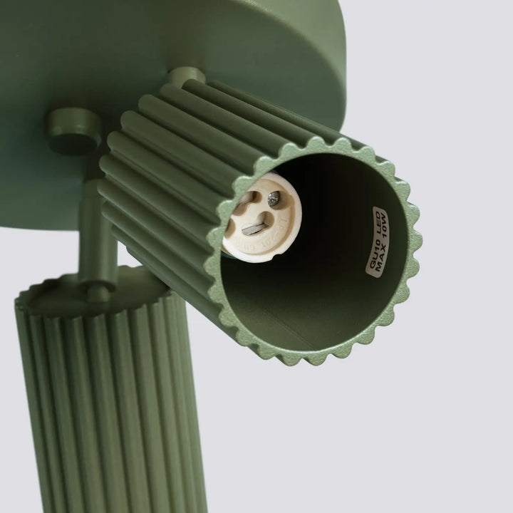 Plafonnier karbon allie vert olive en métal nervuré avec design minimaliste et douille e27 exposée pour ampoules gu10 interchangeables