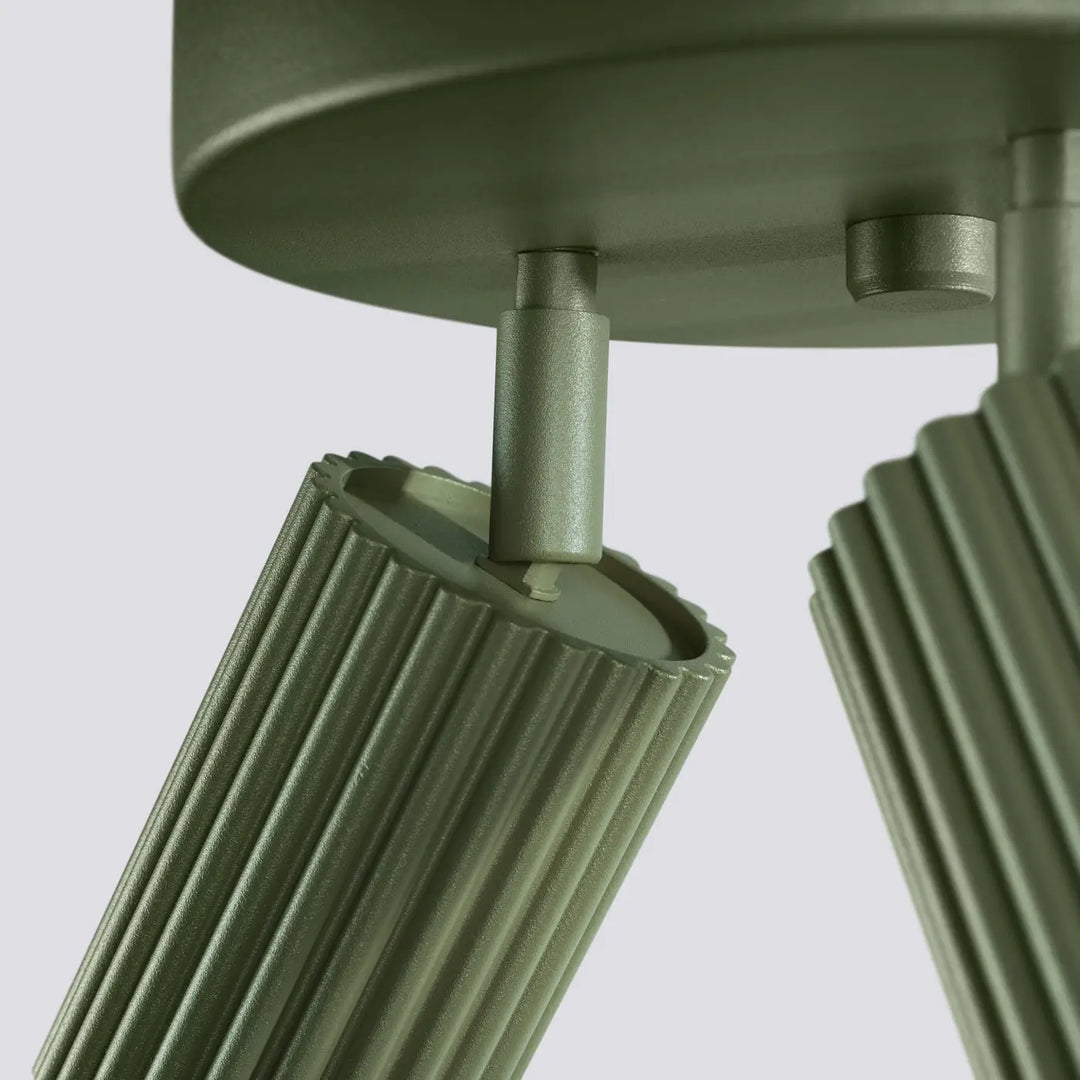 Plafonnier Karbon allie vert olive en métal avec bras cylindriques cannelés et ampoules gu10 interchangeables design minimaliste