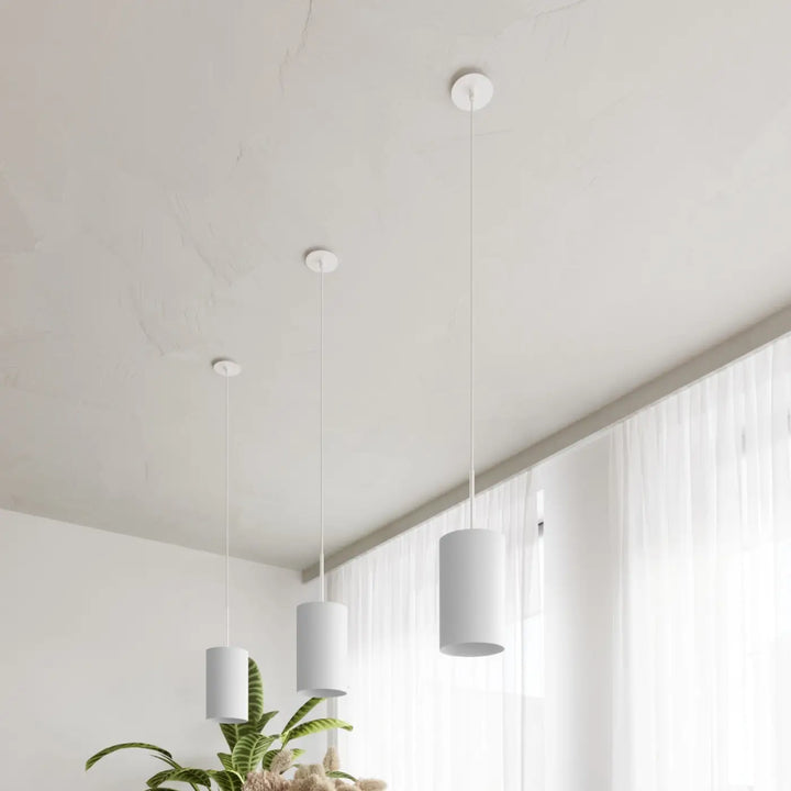 Trois suspensions lumineuses cylindriques blanches minimalistes plafonnier otto pour une décoration élégante