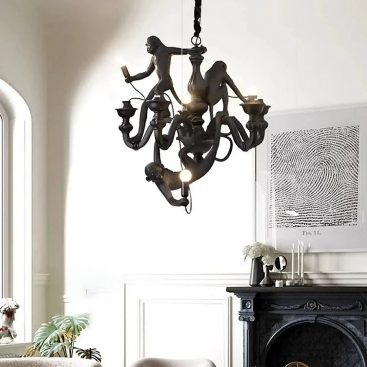 Lustre contemporaine en bronze foncé avec singes sculptés et lustre à plusieurs lampes style bougie pour lallure animée