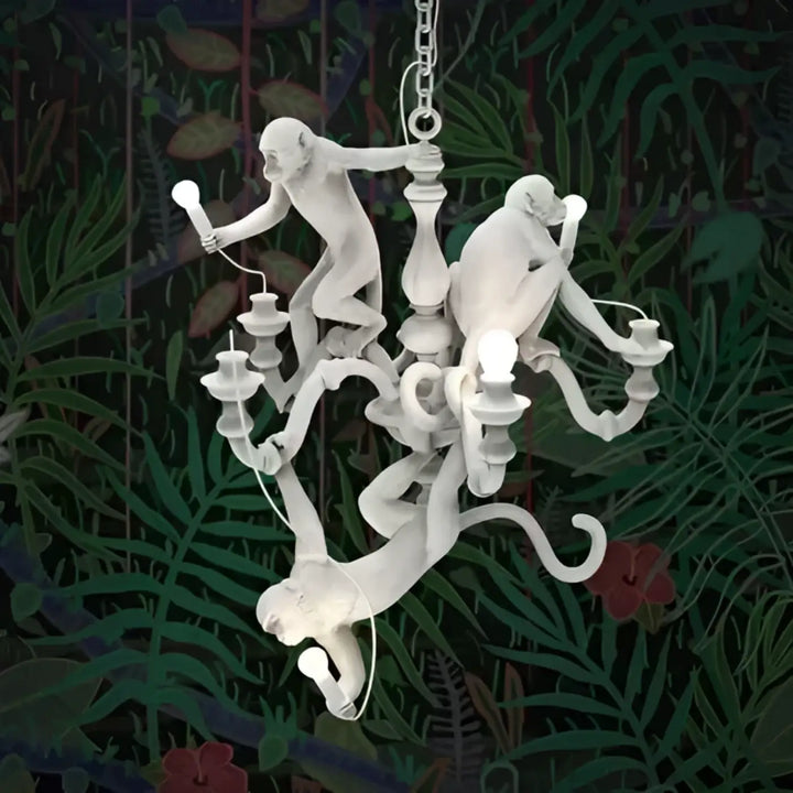 Lustre contemporaine en résine blanche avec trois singes sculptés en poses dynamiques tenant des luminaires pour l’allure animée