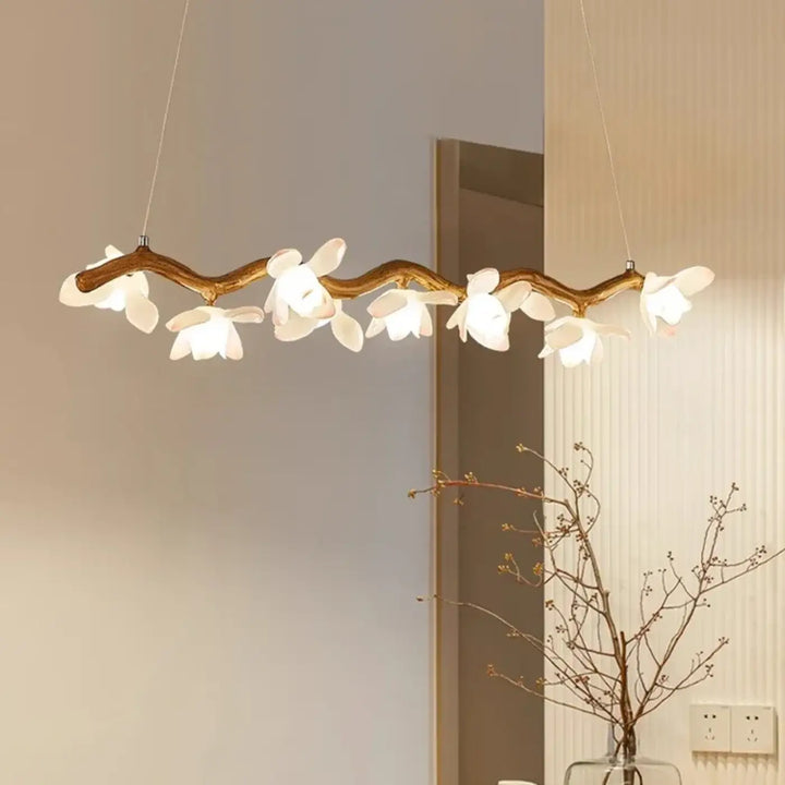 Suspension luminaire jemah avec lampes suspendues en forme de fleurs blanches délicates sur base en bois chaleureux