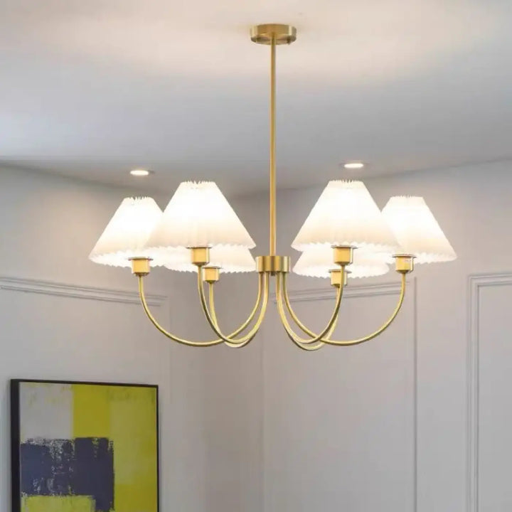 Suspension luminaire sandayra avec cinq abat-jour en tissu plissé blanc et structure dorée pour salle à manger