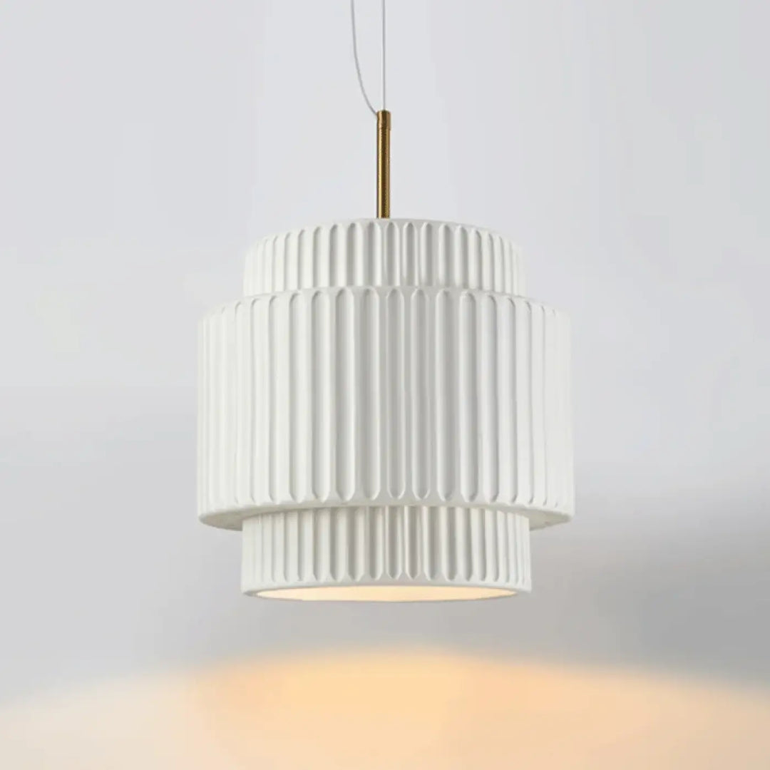Suspension luminaire crebia en céramique blanche avec étages cannelés verticaux et tige suspendue dorée