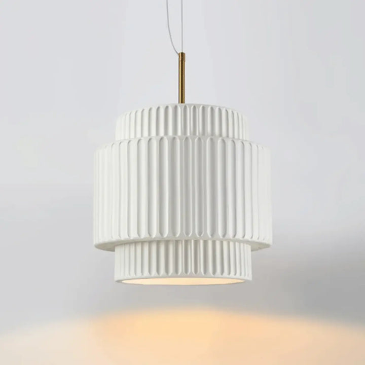 Suspension luminaire crebia en céramique blanche avec étages cannelés verticaux et tige suspendue dorée