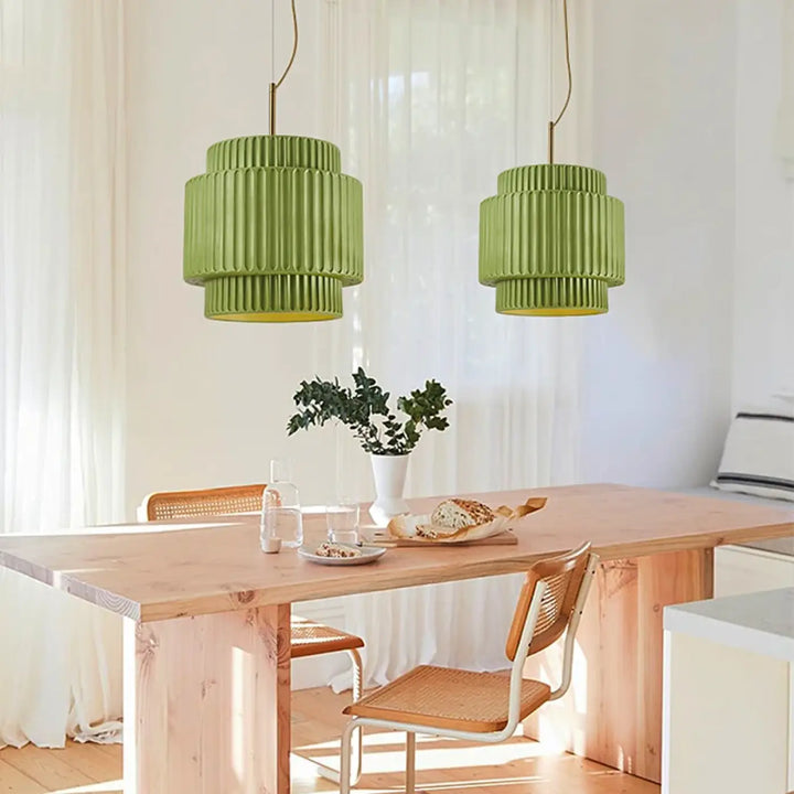 Deux suspensions lumineuses crebia olive vert à étages avec rainures verticales et cordons suspendus couleur laiton