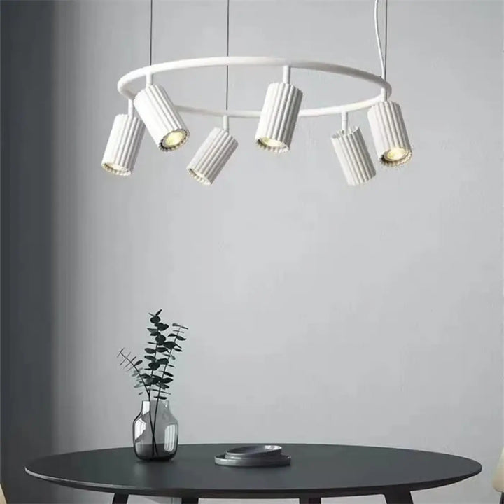 Suspension luminaire donna circle chandelier blanc avec six fixations cylindriques cannelées pour une décoration aesthetic light