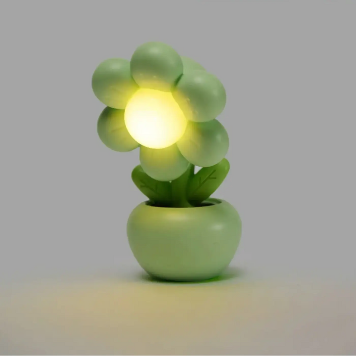 Veilleuse flower en forme de fleur verte avec lumière douce jaune au centre comme objet décoratif élégant