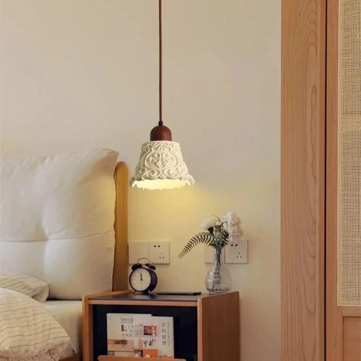 Petite suspension luminaire blanche aux motifs orientaux