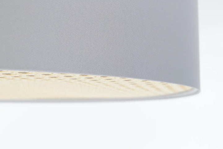 Luminaire plafonnier gris perle avec abat-jour cylindrique en tissu texturé et intérieur en bois perforé clair