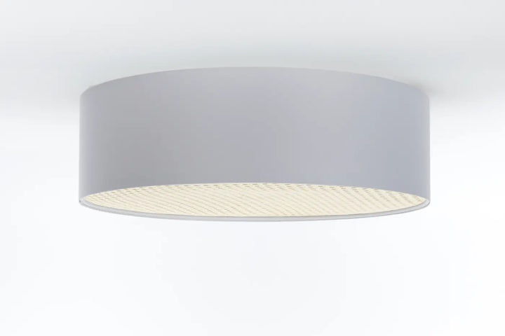 Luminaire plafonnier gris perle avec abat-jour cylindrique en tissu gris mat et intérieur tissé éclairé