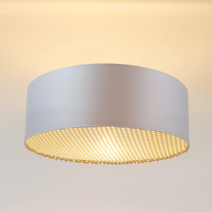 Luminaire plafonnier gris avec abat-jour cylindrique blanc et intérieur en maille dorée chaude gris perle