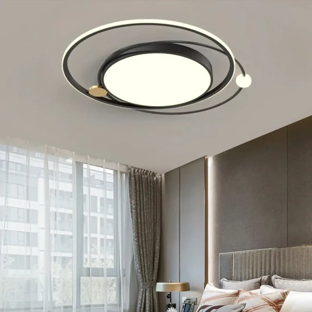 Luminaire plafonnier aloïs avec anneaux métalliques noirs et or, panneau central lumière blanche idéal salle à manger