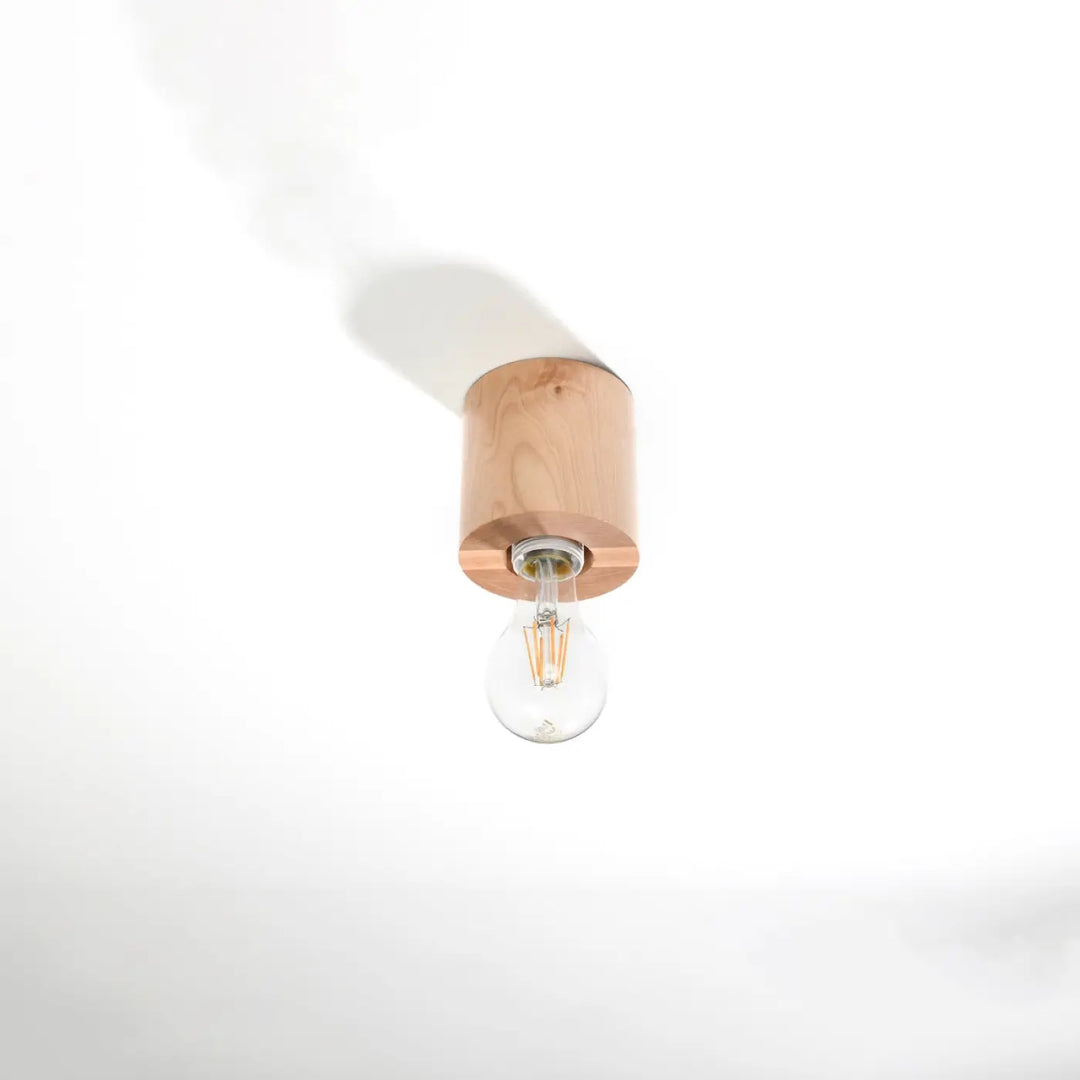 Plafonnier salgado en bois naturel avec base cylindrique et accents cuivre doté d’une ampoule led exposée