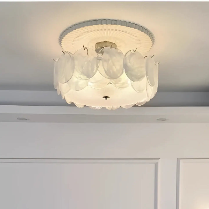 Luminaire plafonnier abalone avec pétales en verre dépoli translucide et base en laiton pour éclairage intérieur