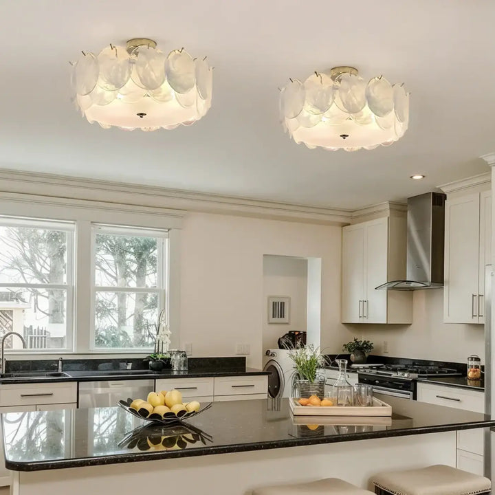 Luminaire plafonnier abalone avec deux lampes élégantes en verre blanc translucide à motifs de pétales et finitions dorées
