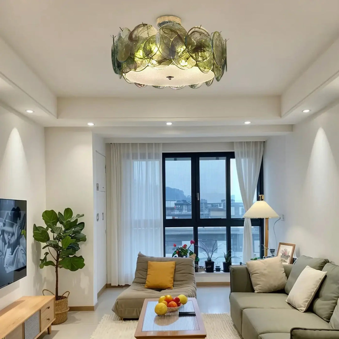 Luminaire plafonnier abalone avec pétales en verre vert translucide disposés en couches autour d’un diffuseur blanc central