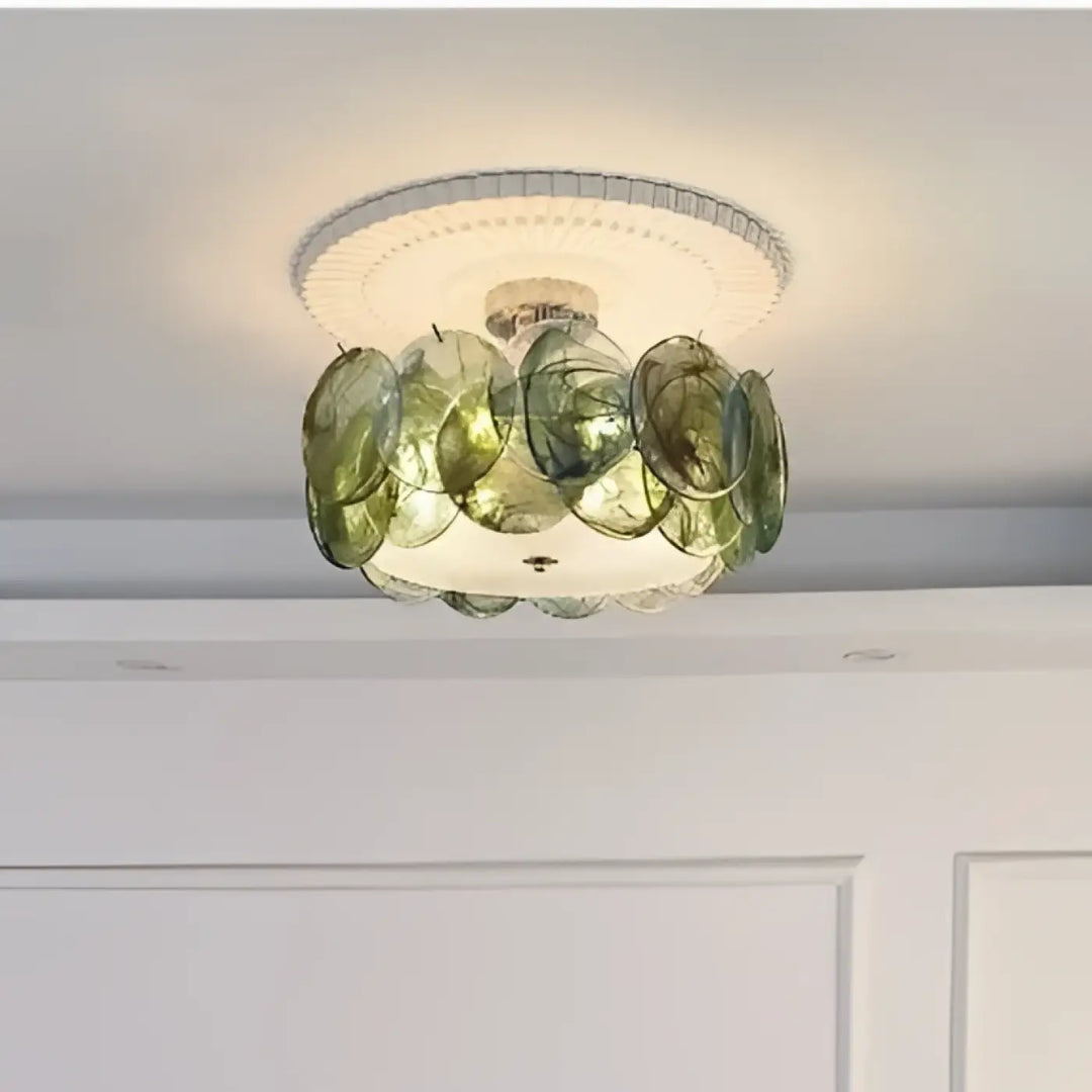 Luminaire plafonnier abalone avec suspension en verre vert en forme de feuille et base circulaire blanche