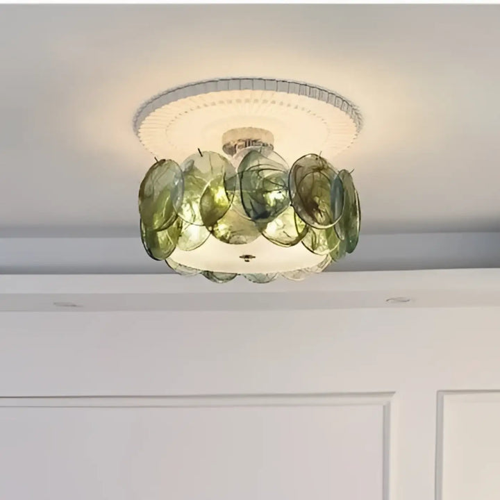Luminaire plafonnier abalone avec suspension en verre vert en forme de feuille et base circulaire blanche