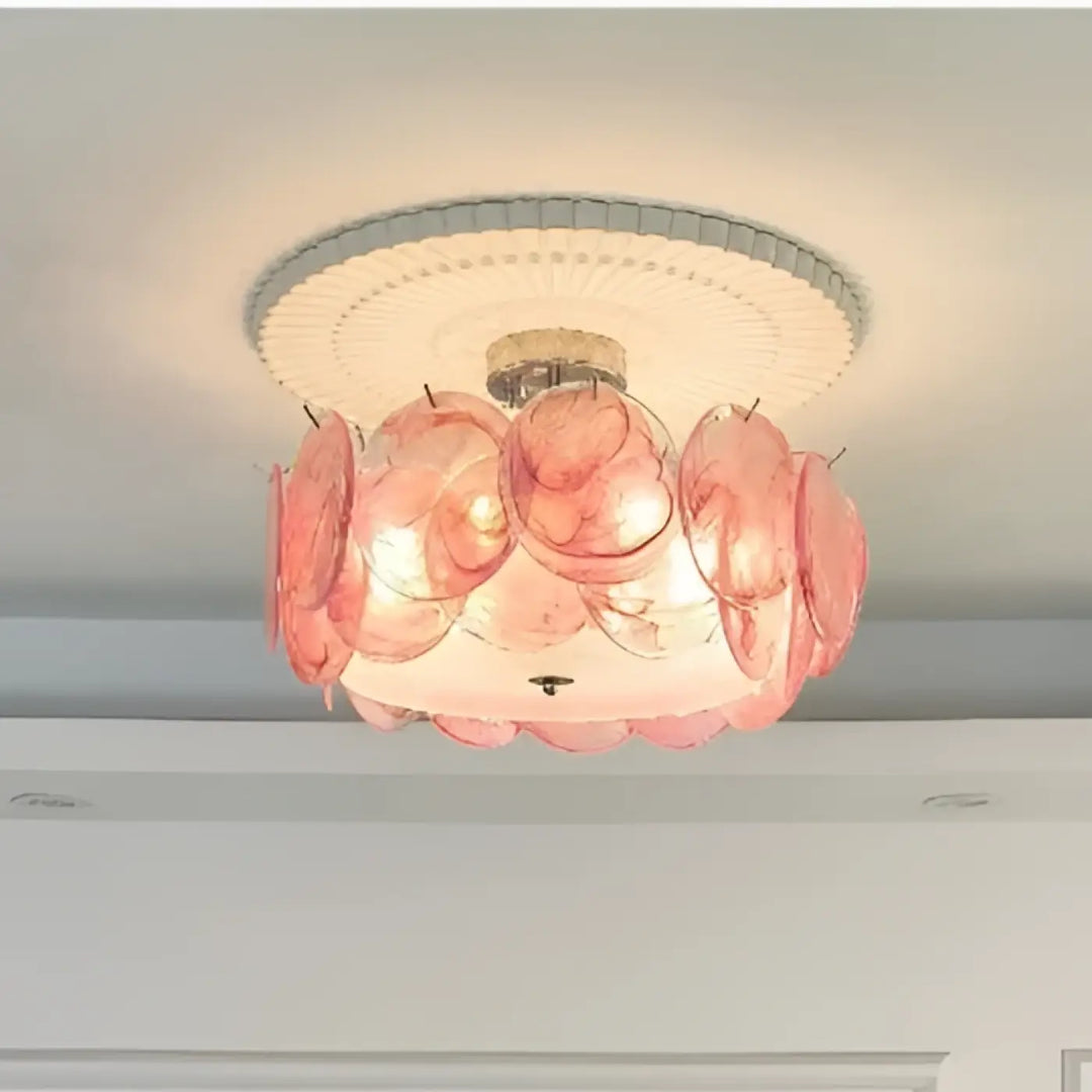 Luminaire plafonnier abalone avec chandelier en verre rose en forme de pétale et base circulaire en métal