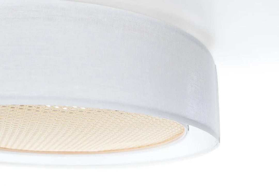 Plafonnier design blanc crème avec abat-jour en rotin naturel tissé pour un éclairage élégant
