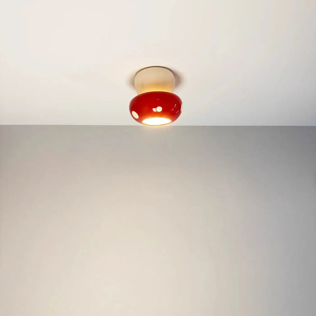 Plafonnier design champy en forme de champignon rouge à pois blancs avec base en bois pour décoration intérieure plus qu’un simple luminaire
