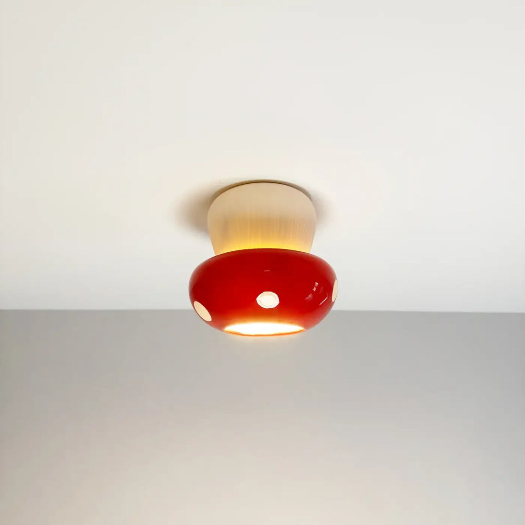 Luminaire plafonnier champy rouge en forme de champignon avec pois blancs et une lumière chaude pour décoration intérieure polyvalente plus qu’un simple plafonnier design