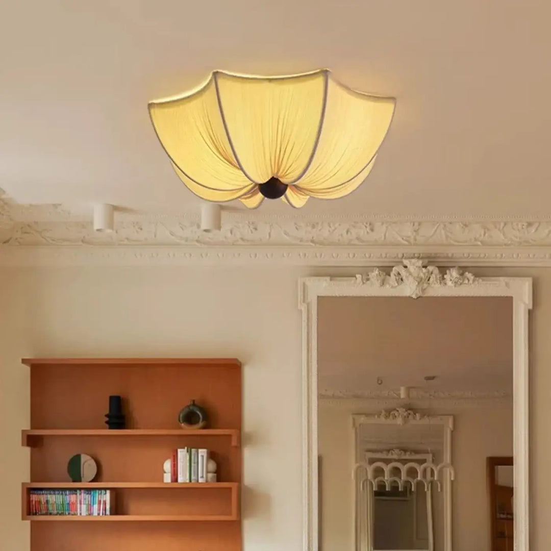 Luminaire plafonnier lianha avec abat-jour plissé en tissu crème jaune chaud et fixation centrale noire design plafonnier