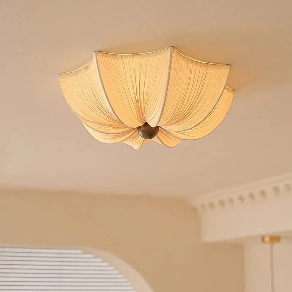 Luminaire plafonnier lianha avec abat-jour plissé en tissu crème et base bronze foncé pour plafonnier design chaleureux