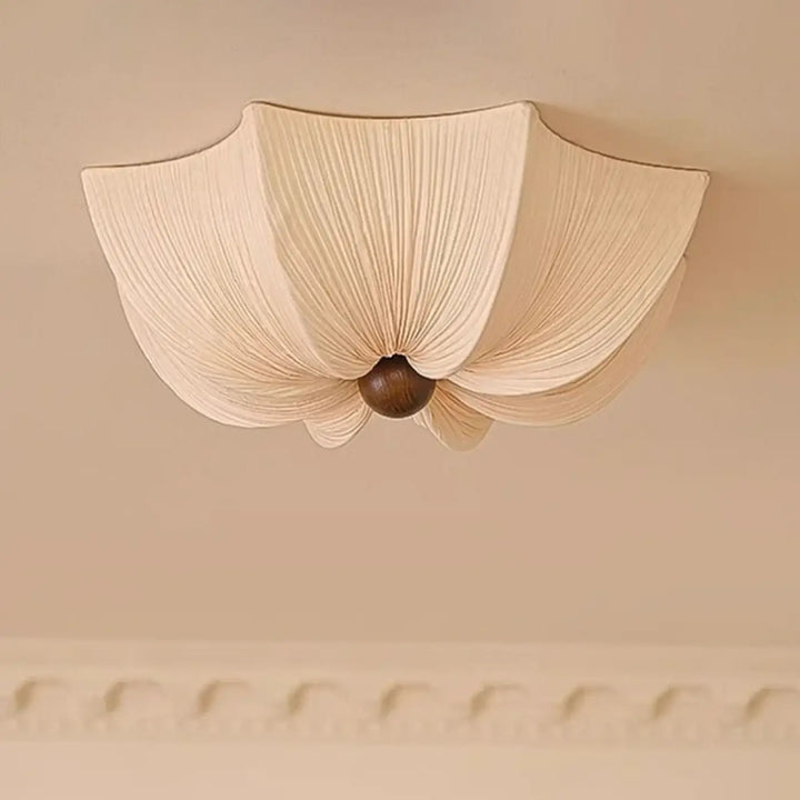 Plafonnier design LIANHA en tissu crème avec abat-jour plissé et accent central en bois foncé