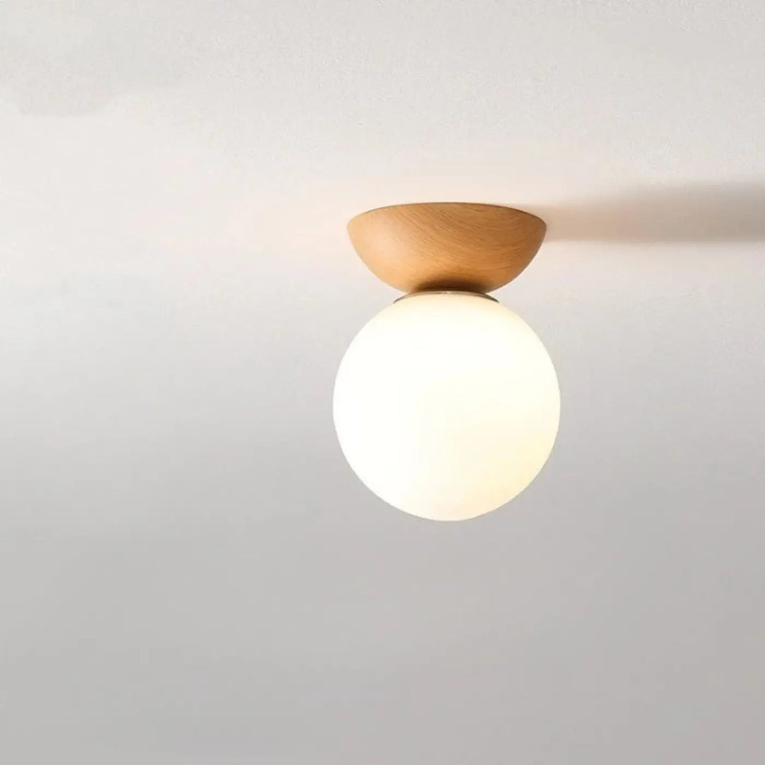 Luminaire plafonnier oakO avec base en bois chaud et globe lumineux en verre dépoli pour un plafonnier design épuré