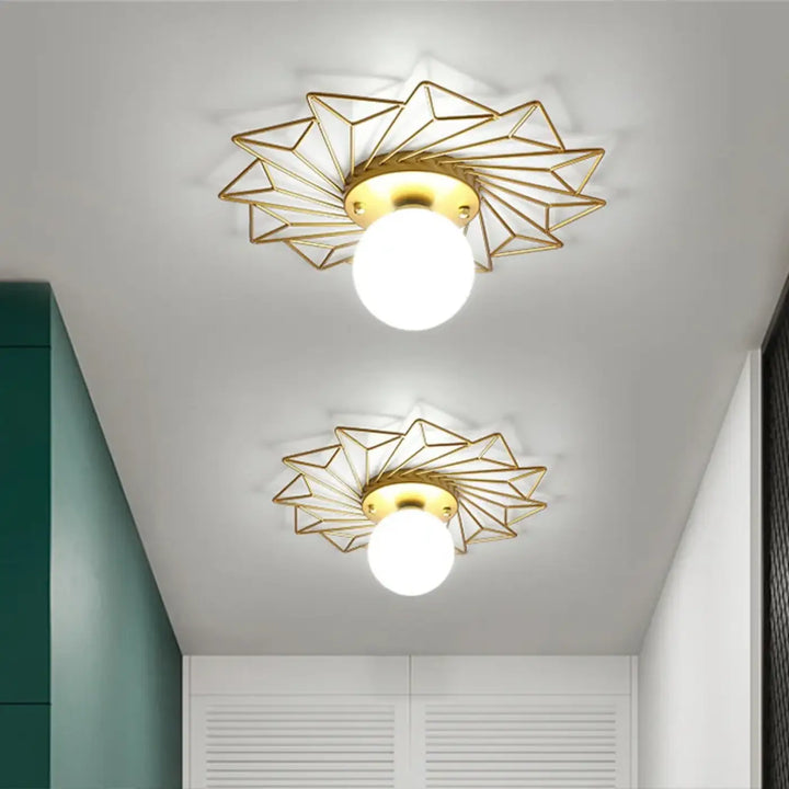 Plafonnier design spika en métal doré avec lumière étoilée et globe en verre dépoli