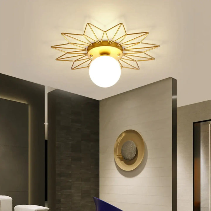 Plafonnier design spika en métal doré avec lumière étoilée et globe blanc rond pour un éclairage moderne