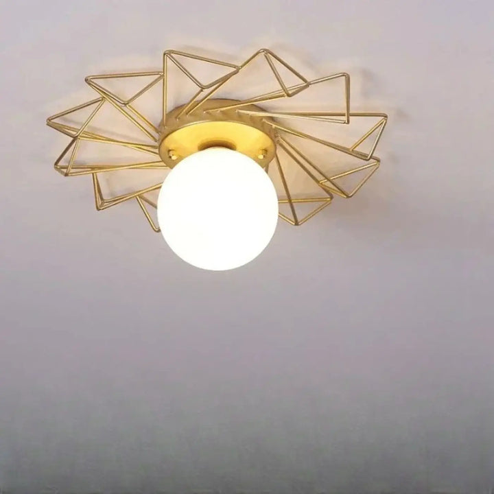 Plafonnier design métal doré luminaire plafonnier spika avec globe central en verre dépoli et structure géométrique étoilée