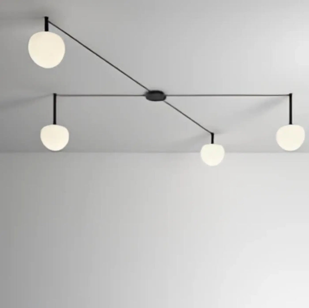 Suspension luminaire aiko avec six globes en verre dépoli blanc sur bras métallique noir pour plafonnier design univers déco