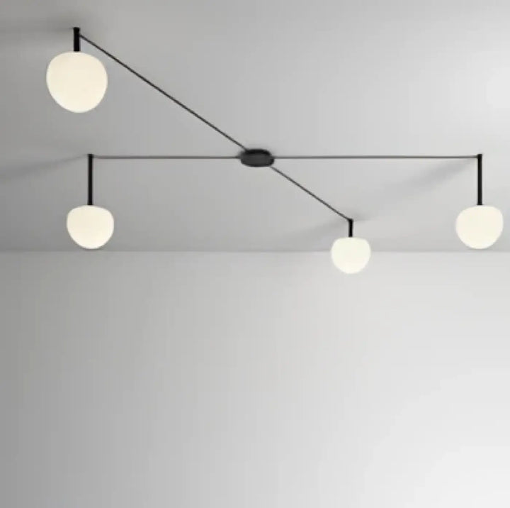 Suspension luminaire aiko avec six globes en verre dépoli blanc sur bras métallique noir pour plafonnier design univers déco