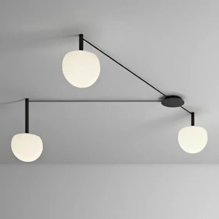 Suspension luminaire aiko en métal noir moderne avec trois globes blancs givrés idéale pour plafonnier design univers déco