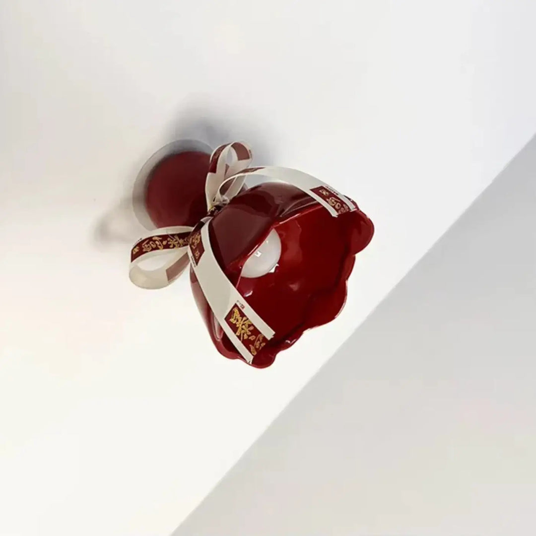 Luminaire plafonnier un bol en céramique rouge brillant avec un nœud décoratif blanc orné pour décoration intérieure d’un objet pensé