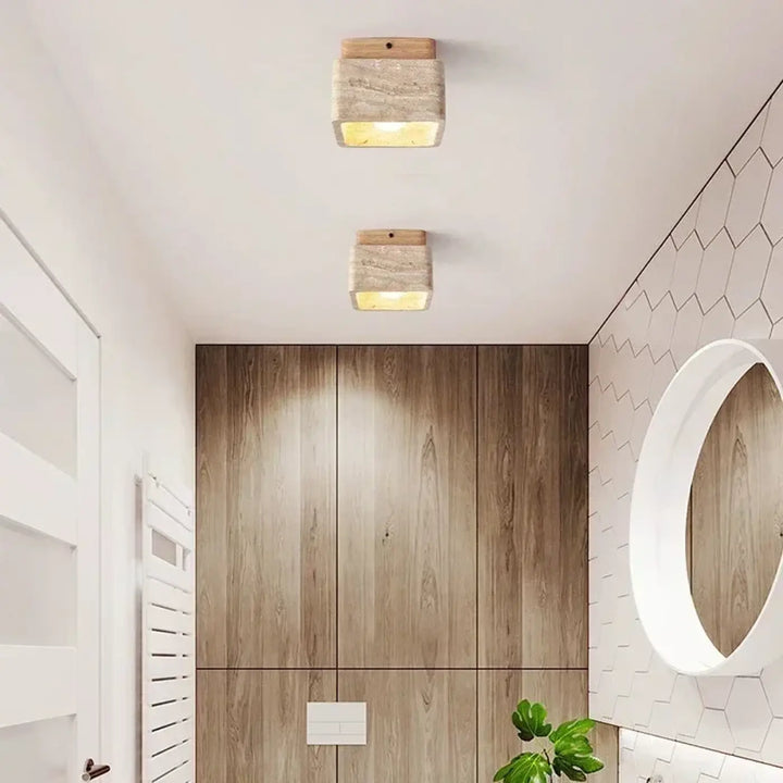 Luminaire plafonnier design avec bois naturel et corps texturé pierre, émettant une lumière chaude jaune pour décoration intérieure