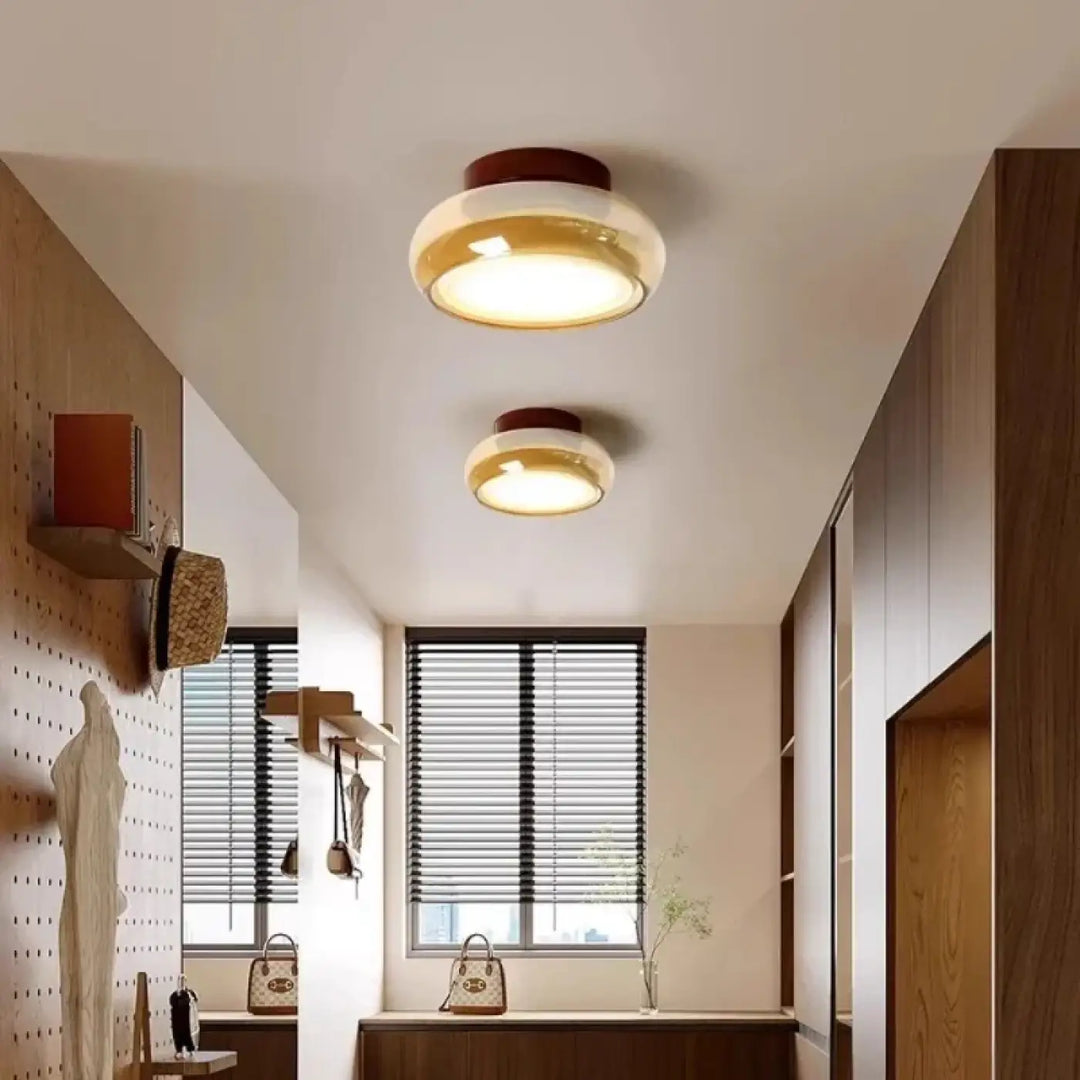 Luminaire plafonnier corine en verre ambré avec base céramique blanche et dessus circulaire marron pour décoration intérieure à signature visuelle forte
